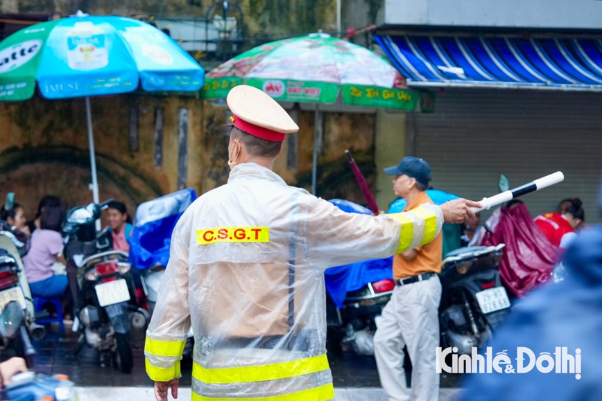 Dau tuan mua to, luc luong chuc nang “cang minh” dieu tiet giao thong tu som - Hinh anh 9