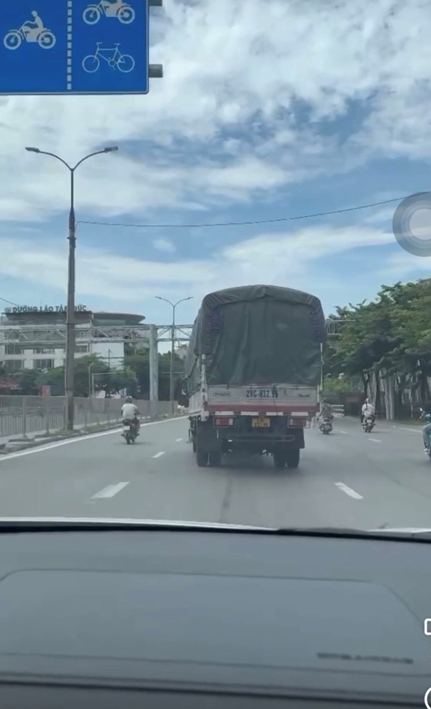 O to “nghieng” luu thong tren duong - Hinh anh 1