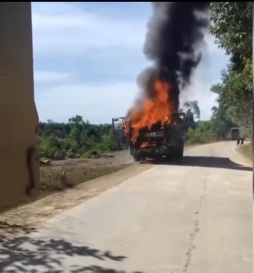 Xe tai cho vat lieu bat ngo boc chay tren duong - Hinh anh 1