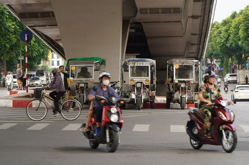 Xe ba banh, xe tu che “tai chiem” duong pho Ha Noi - Hinh anh 2