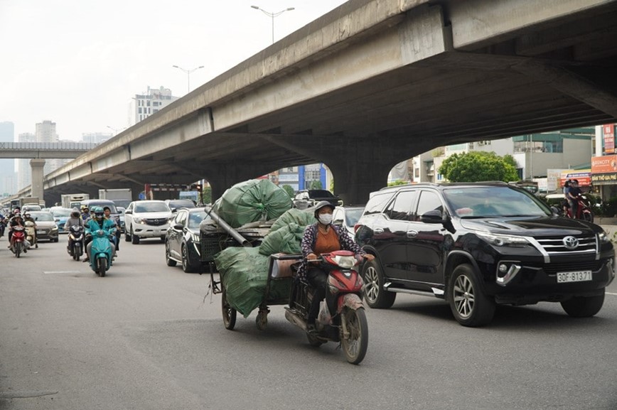 Xe ba banh, xe tu che “tai chiem” duong pho Ha Noi - Hinh anh 1