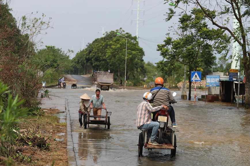 Dai lo Thang Long van ngap, nguoi dan phai thue xe bo “cong” xe may - Hinh anh 4