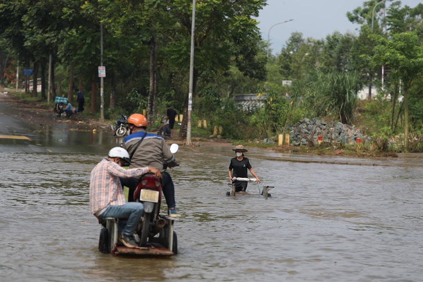 Dai lo Thang Long van ngap, nguoi dan phai thue xe bo “cong” xe may - Hinh anh 5