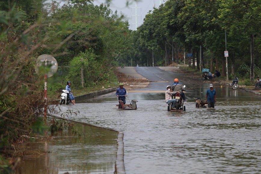 Dai lo Thang Long van ngap, nguoi dan phai thue xe bo “cong” xe may - Hinh anh 7