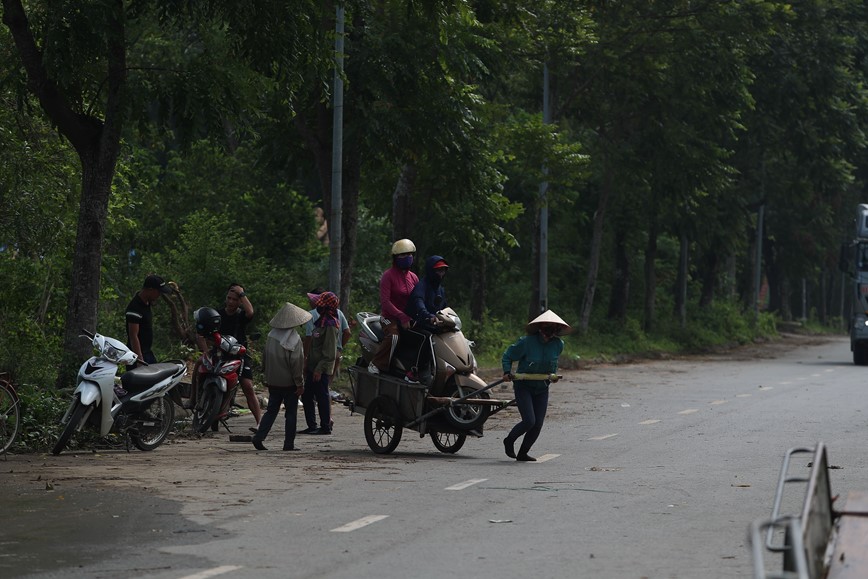 Dai lo Thang Long van ngap, nguoi dan phai thue xe bo “cong” xe may - Hinh anh 6