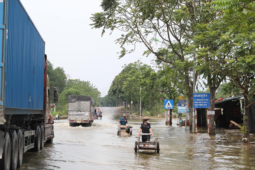 Dai lo Thang Long van ngap, nguoi dan phai thue xe bo “cong” xe may - Hinh anh 2