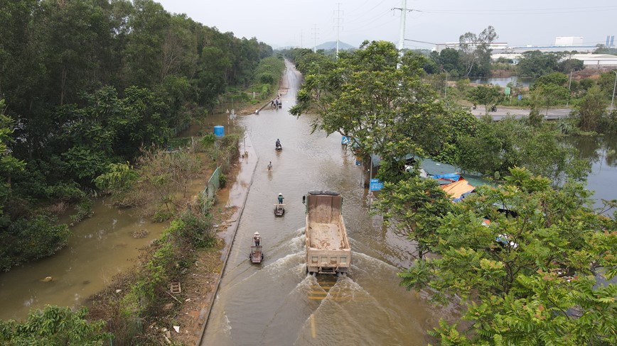 Xe may di au, Dai lo Thang Long tiem an nhieu nguy co tai nan giao thong - Hinh anh 1