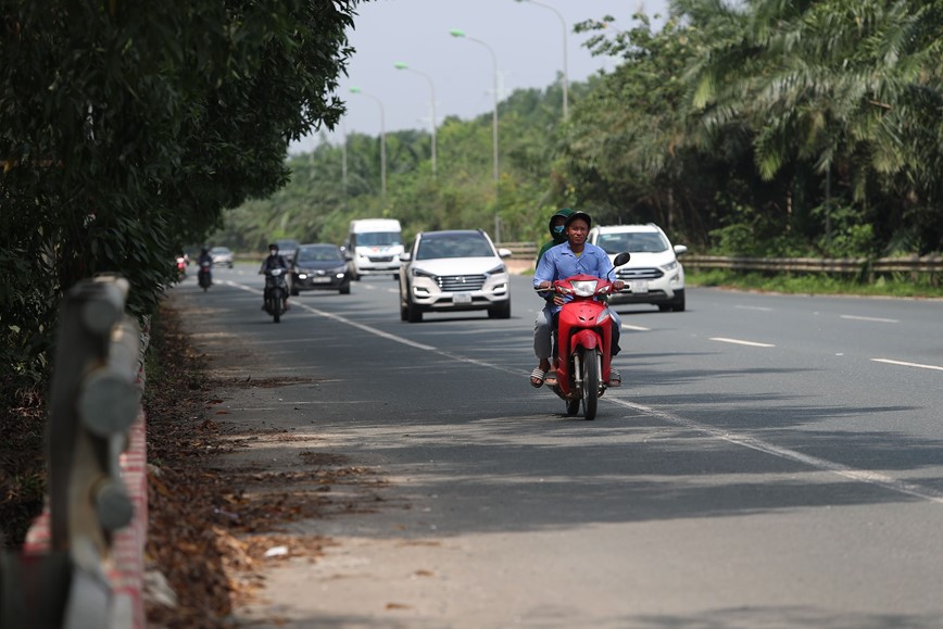 Xe may di au, Dai lo Thang Long tiem an nhieu nguy co tai nan giao thong - Hinh anh 11