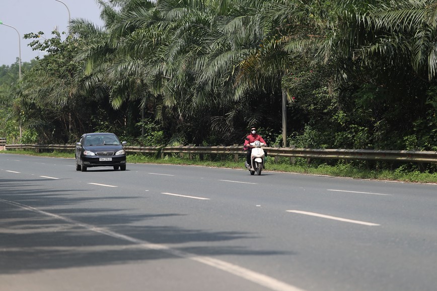 Xe may di au, Dai lo Thang Long tiem an nhieu nguy co tai nan giao thong - Hinh anh 8