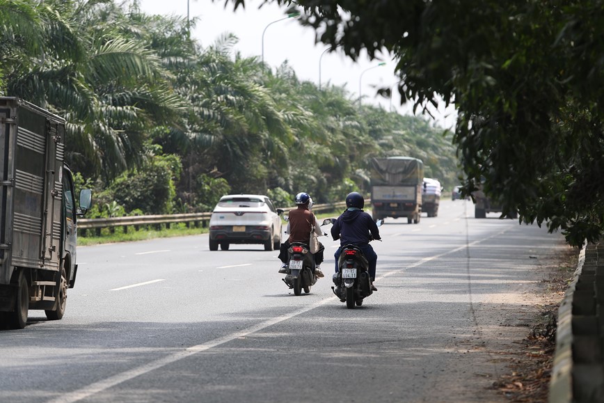 Xe may di au, Dai lo Thang Long tiem an nhieu nguy co tai nan giao thong - Hinh anh 9