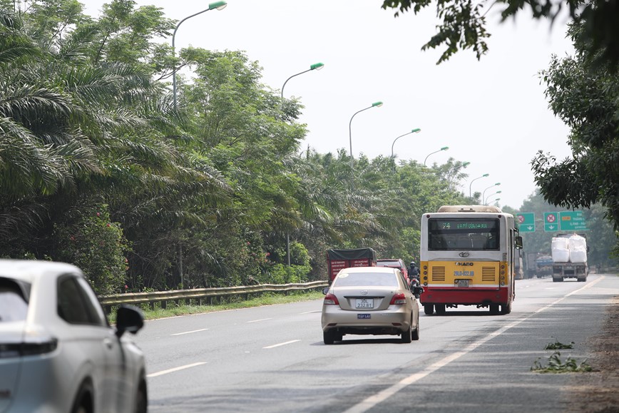 Xe may di au, Dai lo Thang Long tiem an nhieu nguy co tai nan giao thong - Hinh anh 4