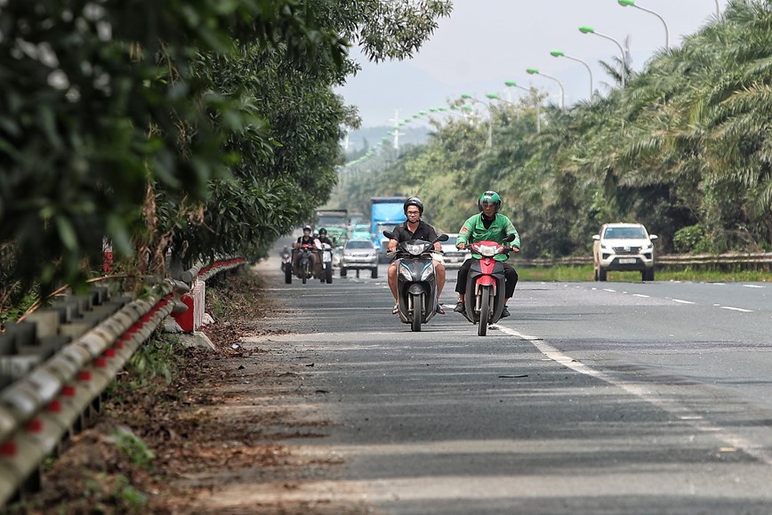 Xe may di au, Dai lo Thang Long tiem an nhieu nguy co tai nan giao thong - Hinh anh 2