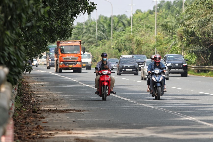 Xe may di au, Dai lo Thang Long tiem an nhieu nguy co tai nan giao thong - Hinh anh 7