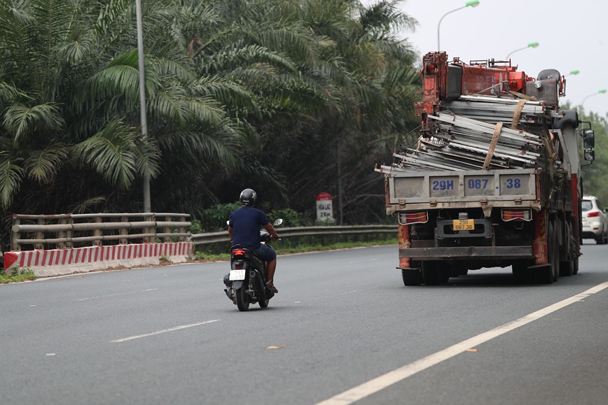 Xe may di au, Dai lo Thang Long tiem an nhieu nguy co tai nan giao thong - Hinh anh 12