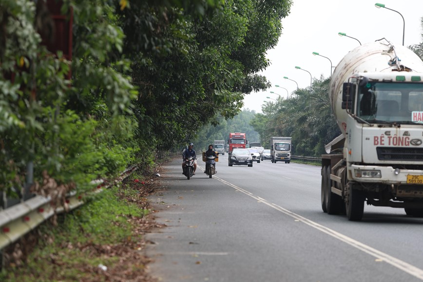 Xe may di au, Dai lo Thang Long tiem an nhieu nguy co tai nan giao thong - Hinh anh 3