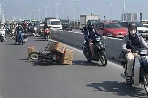 Thu ngan sach 62,813 ty dong ngay dau dau gia bien so xe phien thu 8 - Hinh anh 2