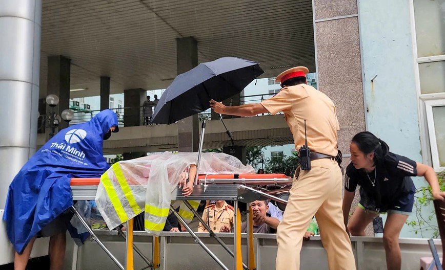 CSGT Hà Nội dùng xe chuyên dụng vượt đường ngập chở bệnh nhân đi cấp cứu - Hình ảnh 1 CSGT Ha Noi dung xe chuyen dung vuot duong ngap cho benh nhan di cap cuu - Hinh anh 1