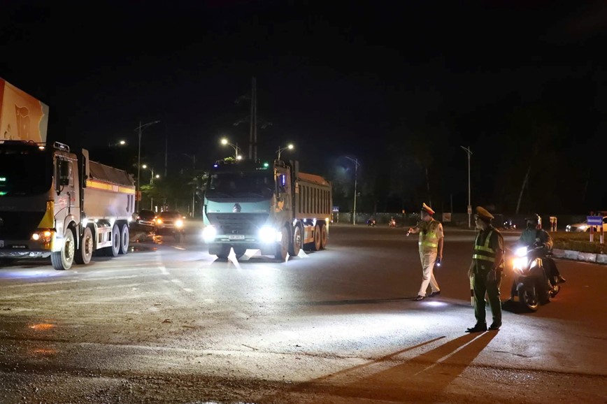 Nu chi huy doi CSGT, truc tiep xu ly nhieu “hung than duong pho“ - Hinh anh 1