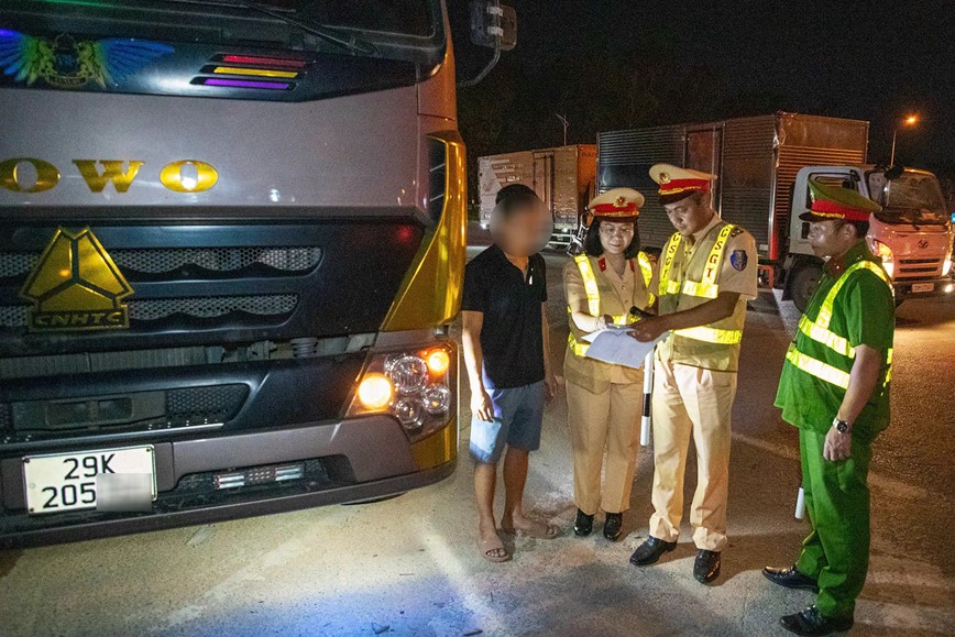 Nu chi huy doi CSGT, truc tiep xu ly nhieu “hung than duong pho“ - Hinh anh 2