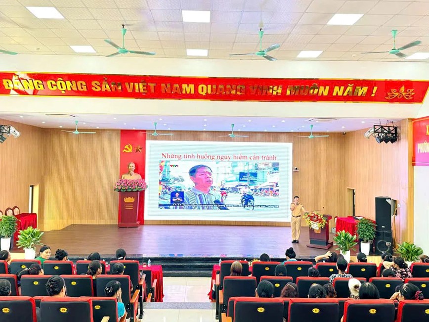 Moi nguoi phu nu se la mot tuyen truyen vien an toan giao thong - Hinh anh 2