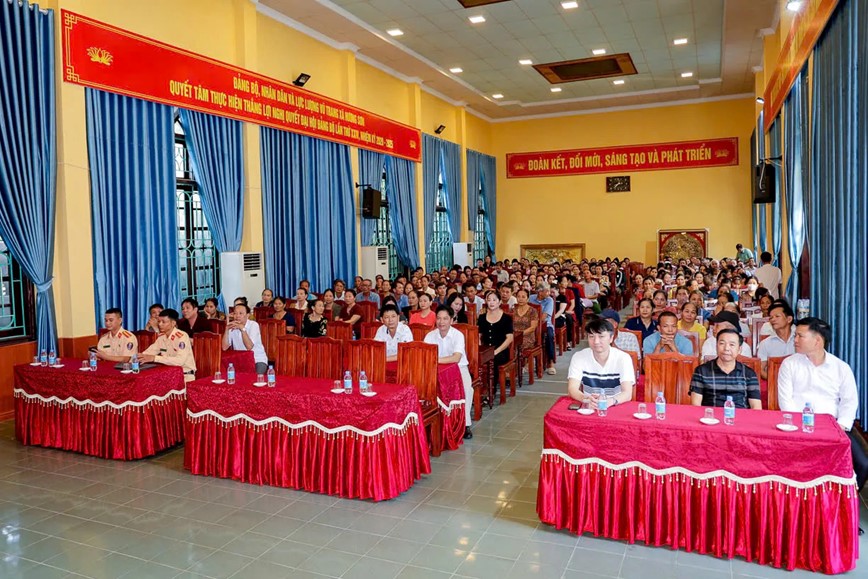 Hà Nội tập huấn an toàn đường thủy cho hàng trăm lái đò Chùa Hương - Hình ảnh 1 Ha Noi tap huan an toan duong thuy cho hang tram lai do Chua Huong - Hinh anh 1