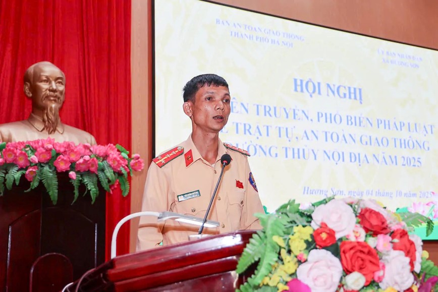 Hà Nội tập huấn an toàn đường thủy cho hàng trăm lái đò Chùa Hương - Hình ảnh 2 Ha Noi tap huan an toan duong thuy cho hang tram lai do Chua Huong - Hinh anh 2