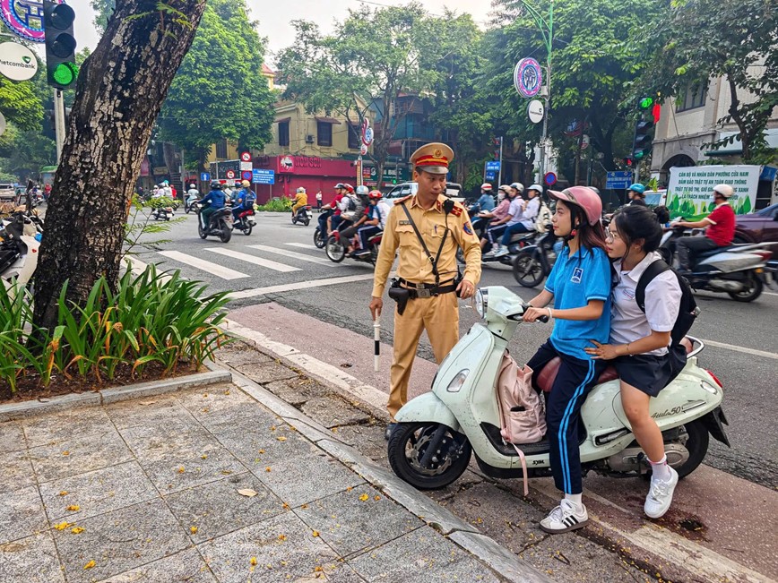 Gui danh sach hang nghin hoc sinh vi pham giao thong ve nha truong  - Hinh anh 1