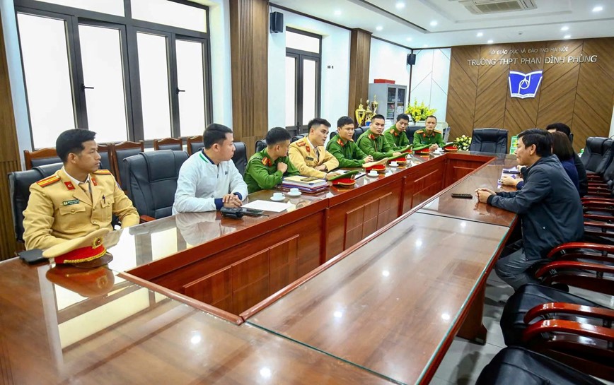 Dong loat kiem tra viec chap hanh luat giao thong cua hoc sinh  - Hinh anh 3