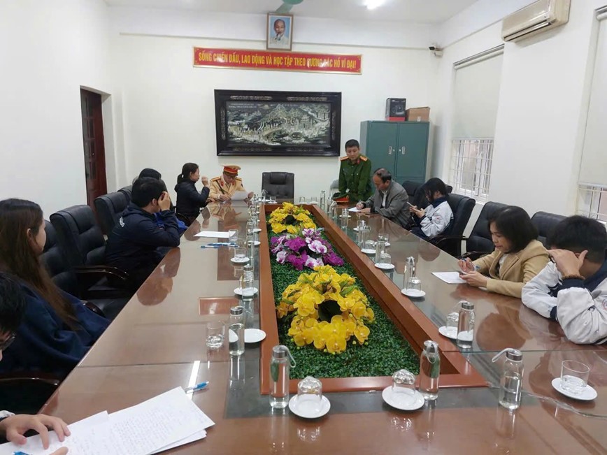 Dong loat kiem tra viec chap hanh luat giao thong cua hoc sinh  - Hinh anh 2