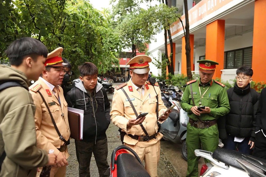 Dong loat kiem tra viec chap hanh luat giao thong cua hoc sinh  - Hinh anh 1