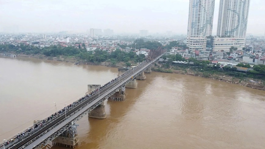 Ha Noi: cam xe may luu thong qua cau Long Bien de sua chua  - Hinh anh 1