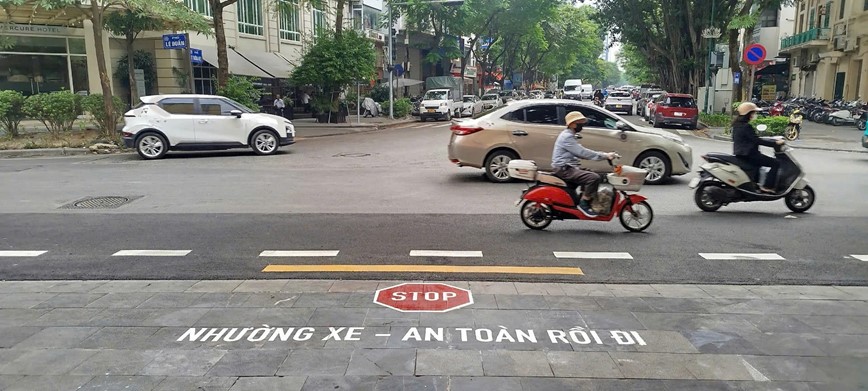 Thi diem son bien bao “Dung lai” tren cac tuyen duong nhanh ra duong chinh - Hinh anh 1