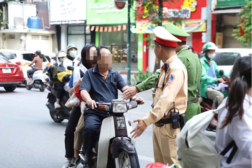 Phụ huynh làm gương, con trẻ mới hình thành ý thức chấp hành giao thông - Hình ảnh 1 Phu huynh lam guong, con tre moi hinh thanh y thuc chap hanh giao thong - Hinh anh 1