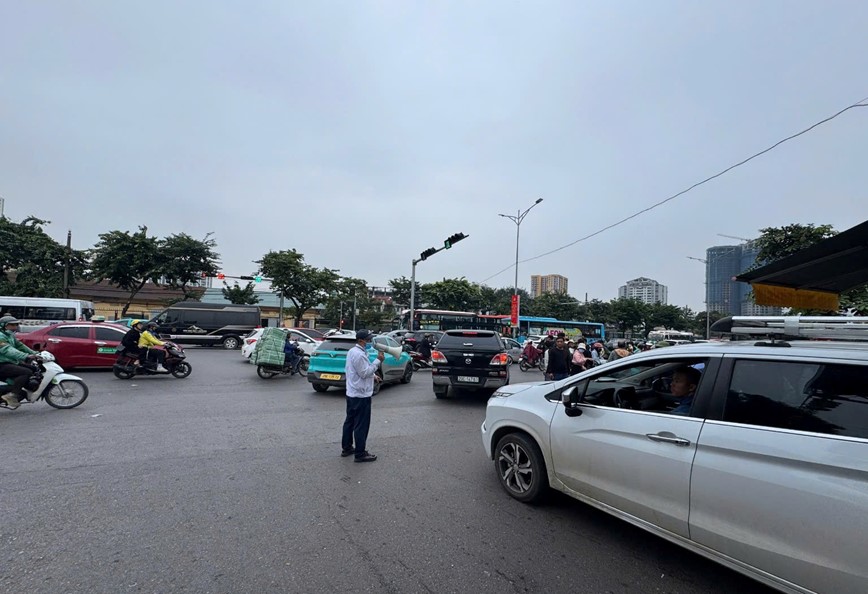 Mở luồng đón khách trong Bến xe Giáp Bát, giảm áp lực giao thông đường Giải Phóng - Hình ảnh 2 Mo luong don khach trong Ben xe Giap Bat, giam ap luc giao thong duong Giai Phong - Hinh anh 2