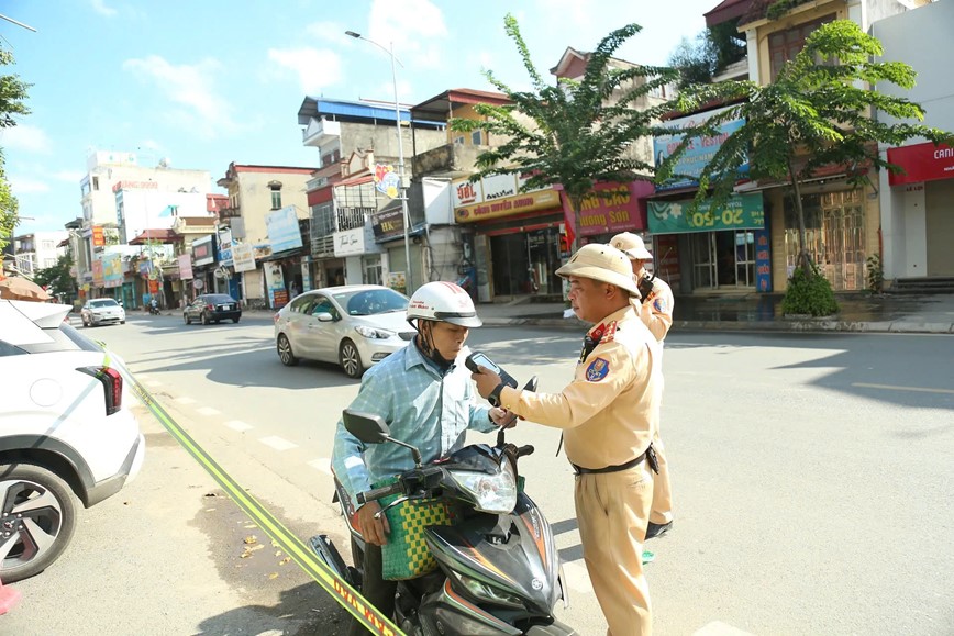 Kiem tra dau gio sang, phat hien nhieu tai xe vi pham nong do con - Hinh anh 1