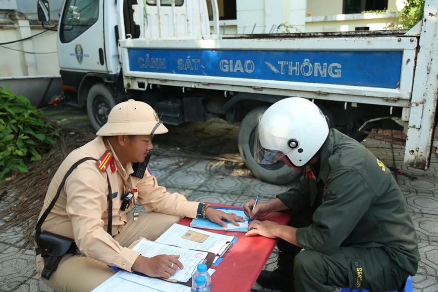 Kiem tra dau gio sang, phat hien nhieu tai xe vi pham nong do con - Hinh anh 3