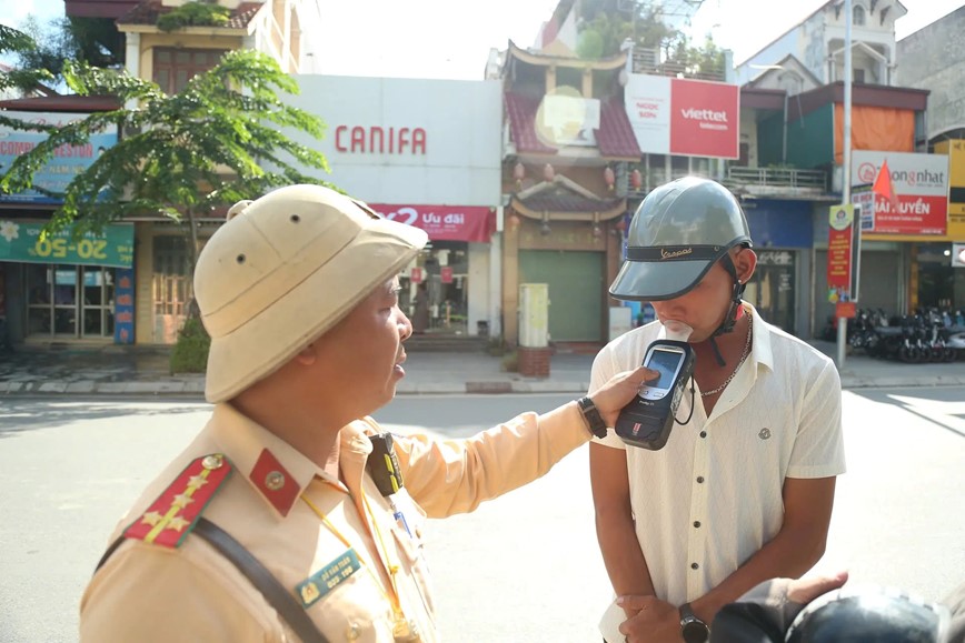 Kiem tra dau gio sang, phat hien nhieu tai xe vi pham nong do con - Hinh anh 2