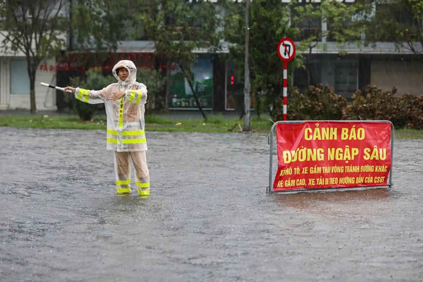 Hà Nội: còn 23 vị trí ngập sâu, xe không đi qua được - Hình ảnh 1 Ha Noi: con 23 vi tri ngap sau, xe khong di qua duoc - Hinh anh 1