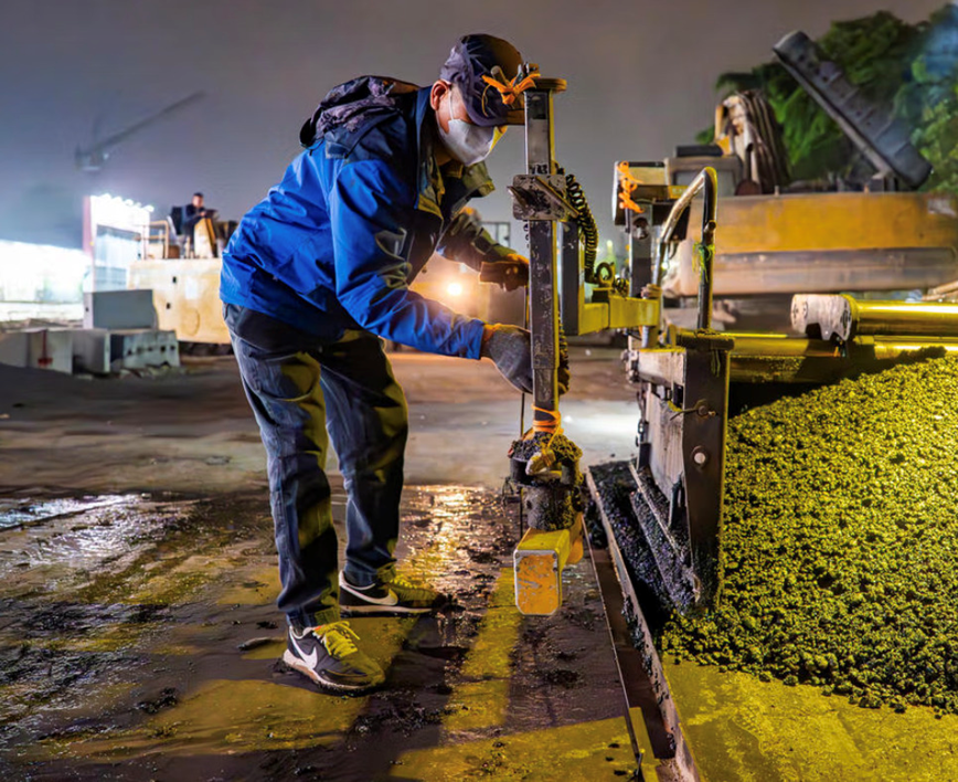 Ha Noi: Cong nhan xuyen dem thi cong du an Vanh dai 2,5  - Hinh anh 10