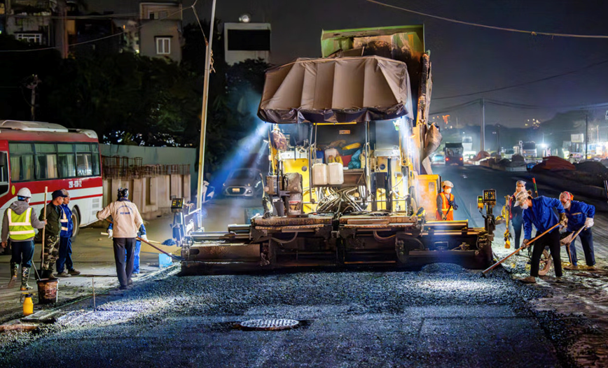 Ha Noi: Cong nhan xuyen dem thi cong du an Vanh dai 2,5  - Hinh anh 2