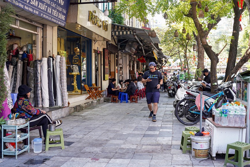 Ha Noi: ra quan do mai che, don dep via he tra lai duong cho nguoi di bo - Hinh anh 11