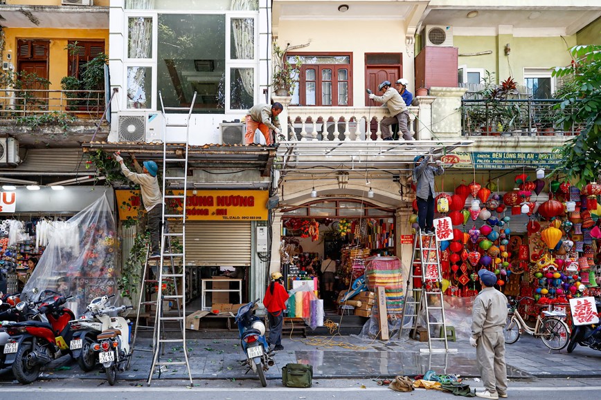 Ha Noi: ra quan do mai che, don dep via he tra lai duong cho nguoi di bo - Hinh anh 5