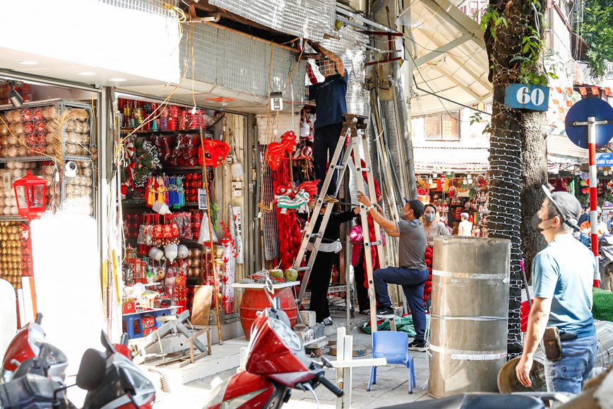 Ha Noi: ra quan do mai che, don dep via he tra lai duong cho nguoi di bo - Hinh anh 3