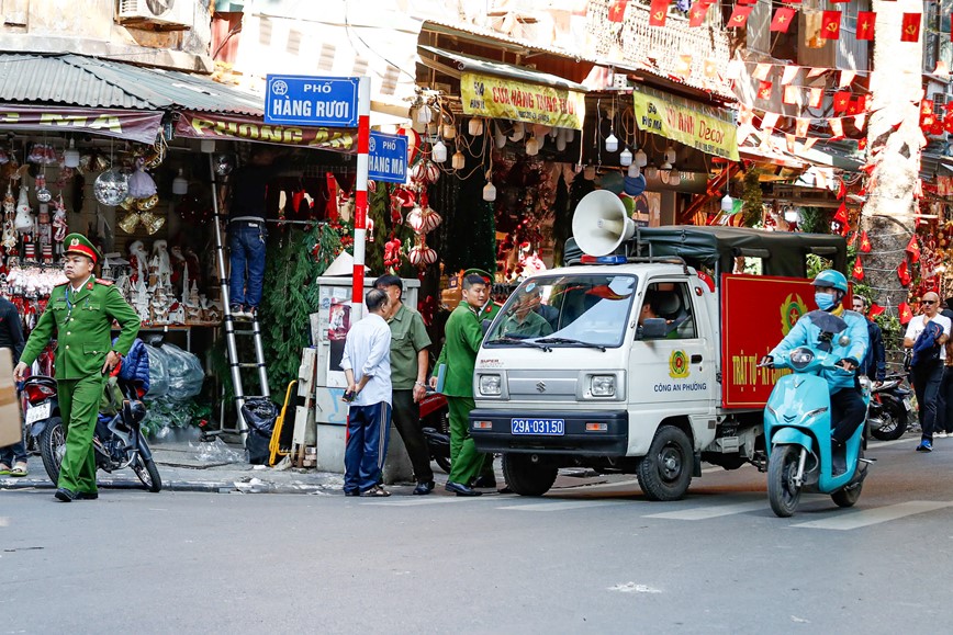 Ha Noi: ra quan do mai che, don dep via he tra lai duong cho nguoi di bo - Hinh anh 1