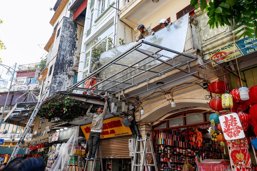 Ha Noi: ra quan do mai che, don dep via he tra lai duong cho nguoi di bo - Hinh anh 2