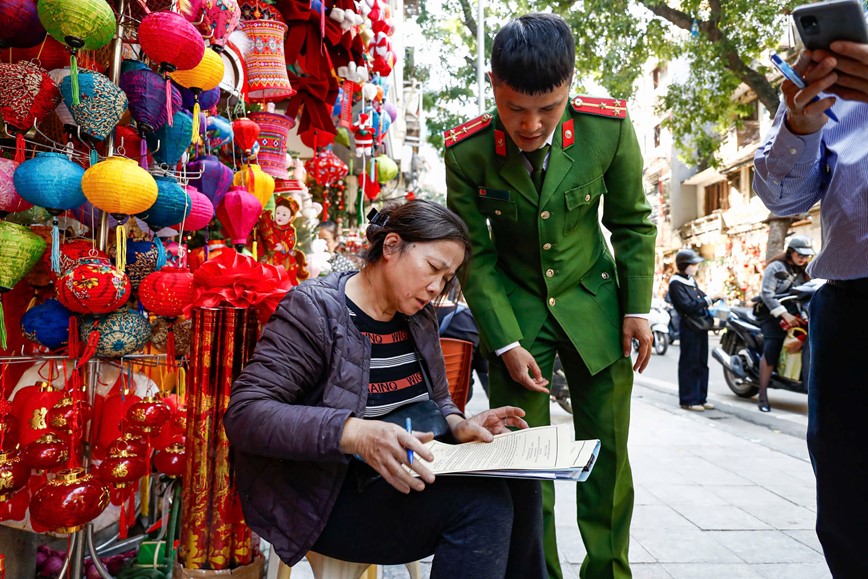 Ha Noi: ra quan do mai che, don dep via he tra lai duong cho nguoi di bo - Hinh anh 6