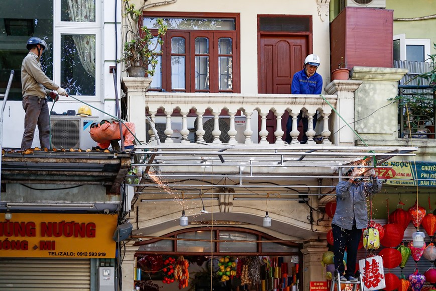 Ha Noi: ra quan do mai che, don dep via he tra lai duong cho nguoi di bo - Hinh anh 4