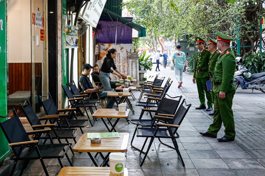 Ha Noi: ra quan do mai che, don dep via he tra lai duong cho nguoi di bo - Hinh anh 10
