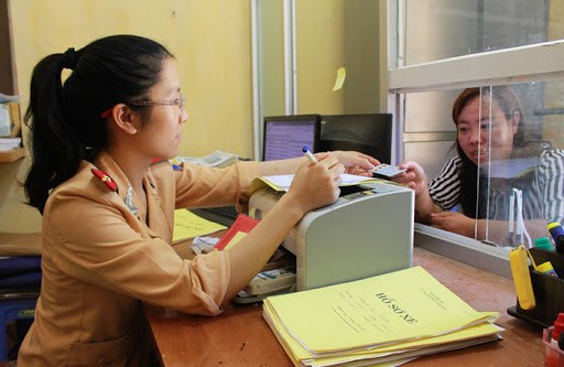 Cuc CSGT khuyen cao nguoi dan han che di dang ky xe - Hinh anh 1