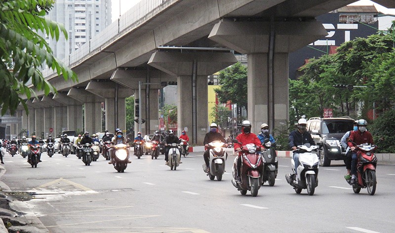 Duong dong, nhieu nguoi khong doi mu bao hiem trong mua dich - Hinh anh 1